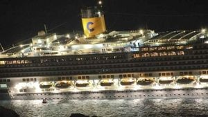 Illustration for article titled First Titanic-Like Video and Images of Concordia Cruise Ship Sinking In Italy